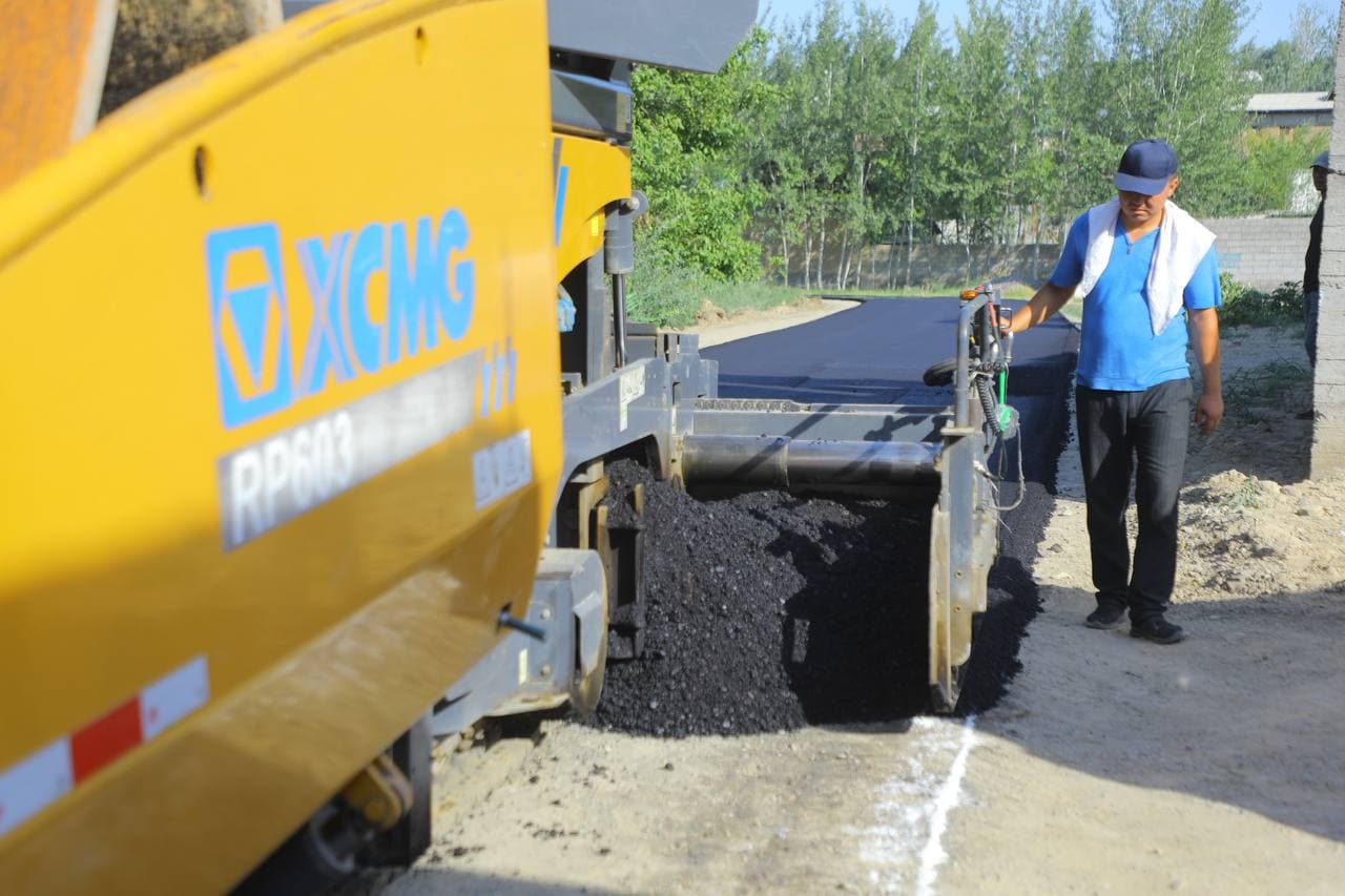 “Yoshlik” mahallasida ichki yo‘llar asfaltlanmoqda