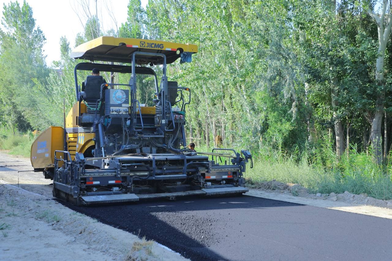 “Yoshlik” mahallasida ichki yo‘llar asfaltlanmoqda