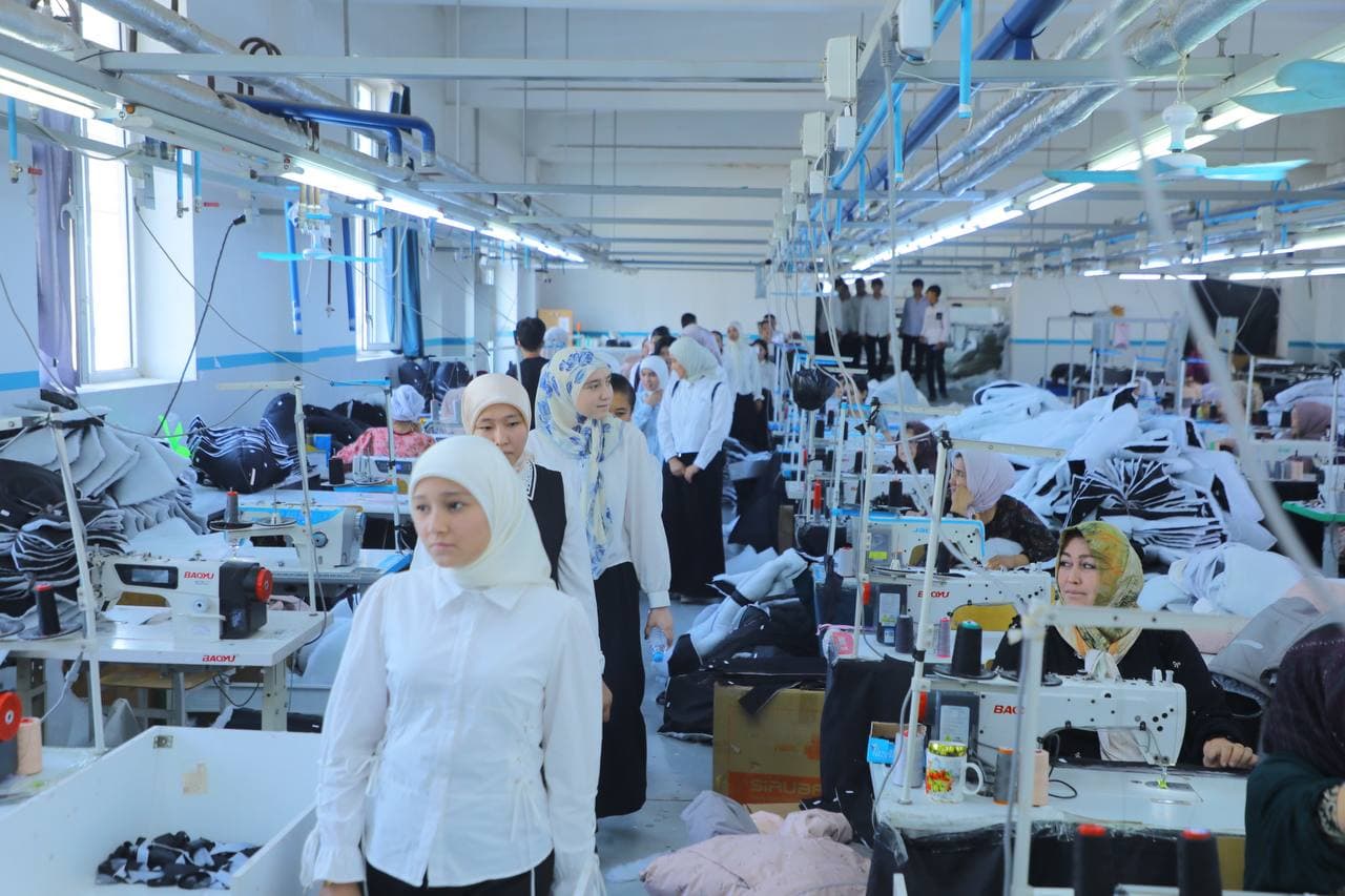 Bitiruvchilar uchun sanoat korxonalariga tanishuv sayohati tashkil etildi