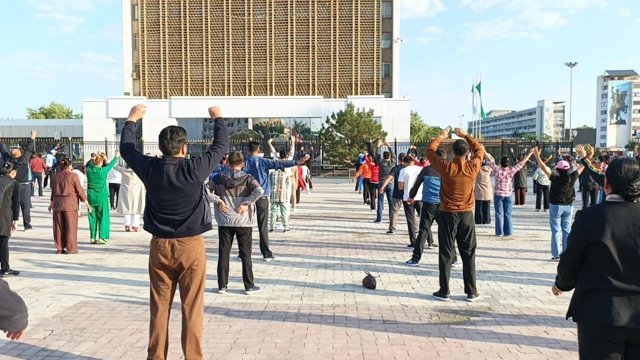 NAVOIY SHAHRIDA KENG KO‘LAMLI OMMAVIY SPORT TADBIRI O‘TKAZILMOQDA
