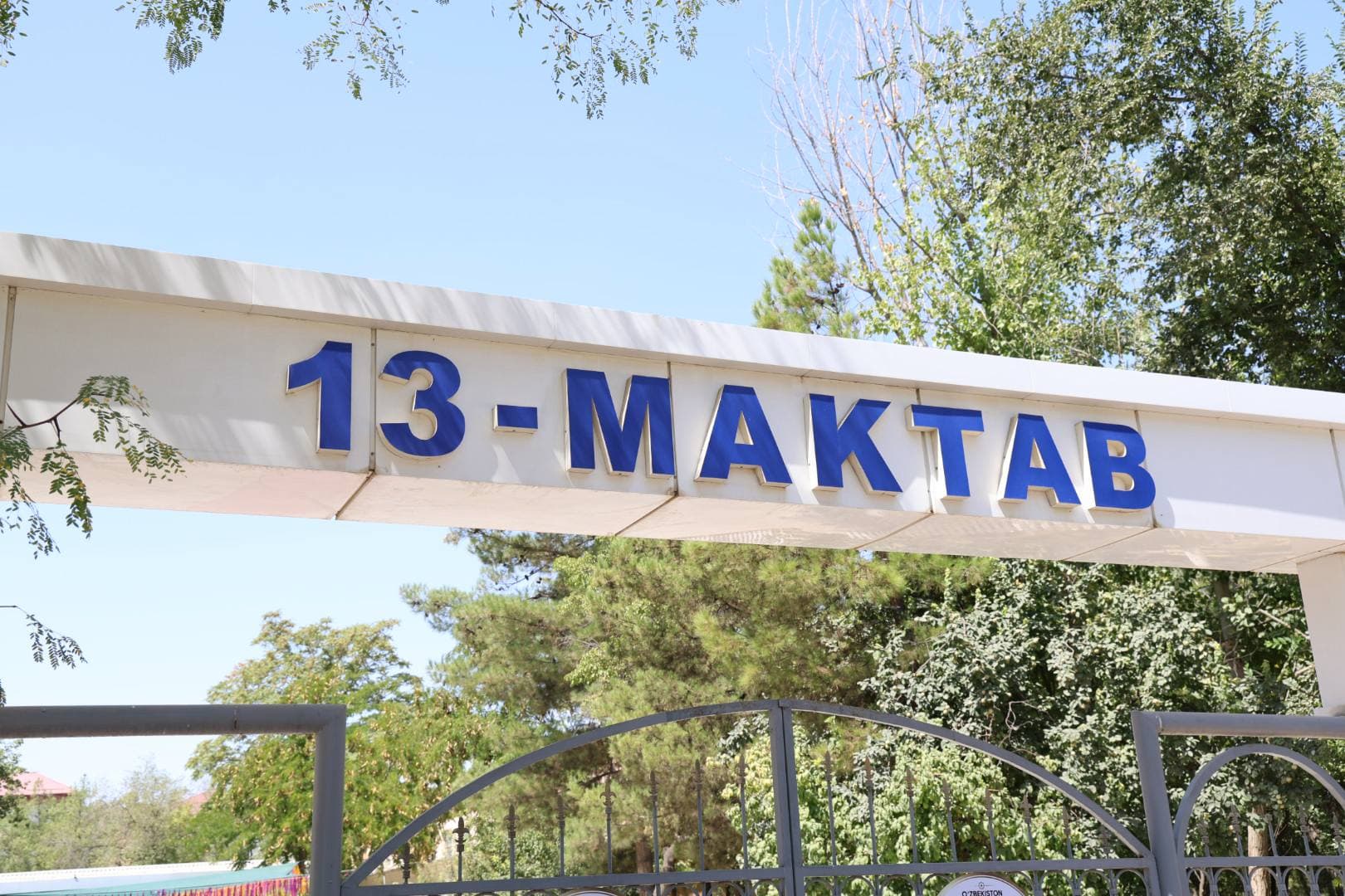ШАҲАР ҲОКИМИ 13-МАКТАБНИНГ ҚУРИЛИБ, БИТКАЗИЛГАН ҚЎШИМЧА ЯНГИ БИНОСИНИ КЎЗДАН КЕЧИРДИ