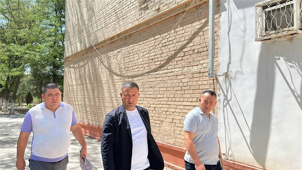 ШАҲАР ҲОКИМИ 13-МАКТАБНИНГ ҚУРИЛИБ, БИТКАЗИЛГАН ҚЎШИМЧА ЯНГИ БИНОСИНИ КЎЗДАН КЕЧИРДИ