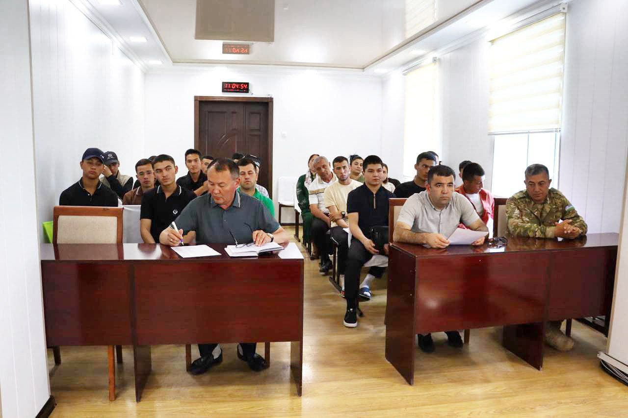 The district governor, Uchqun Yelmuatov, along with responsible officials, held a meeting with young people who have returned from military service