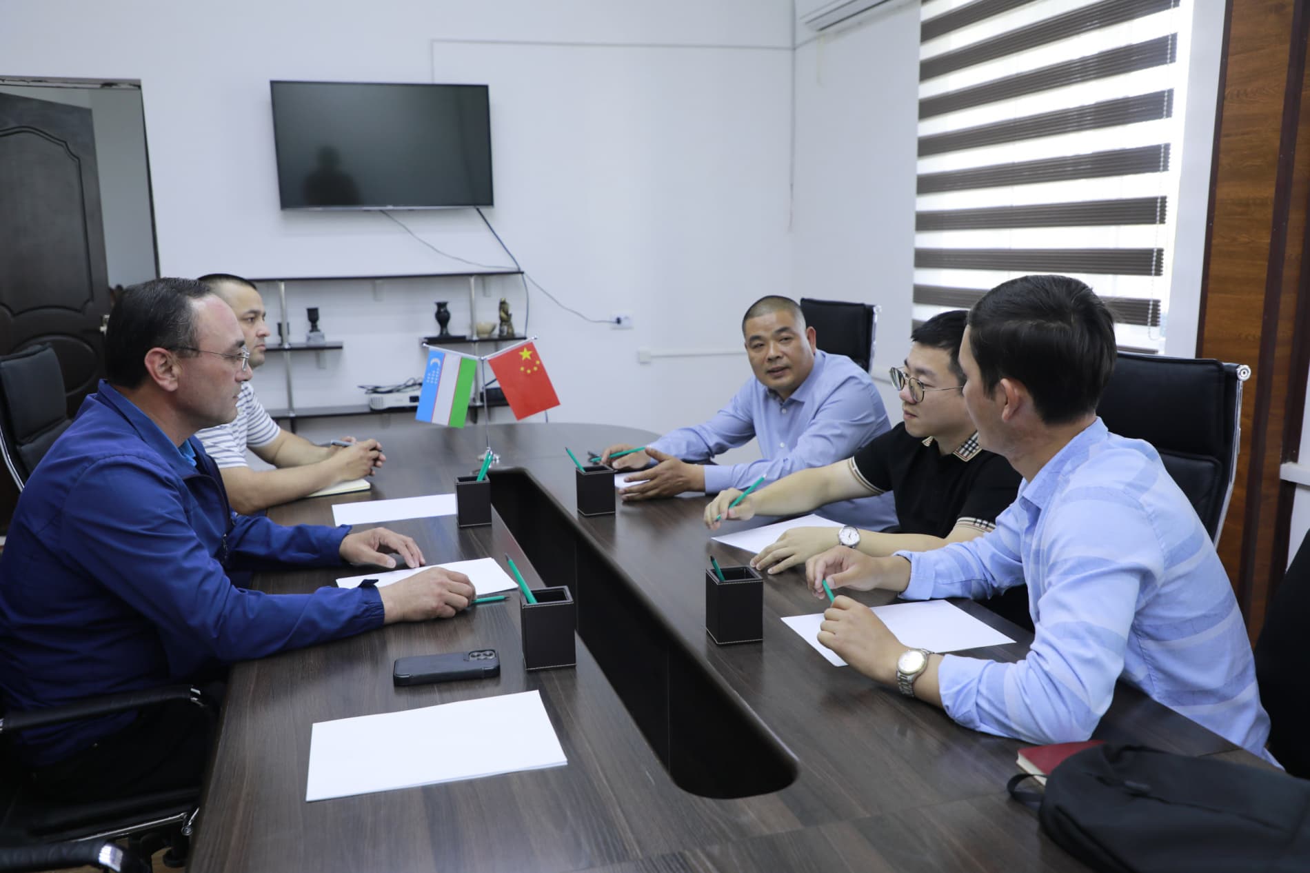 NUROTA DISTRICT GOVERNOR AZAMAT FAYZIYEV RECEIVED CHINESE INVESTOR