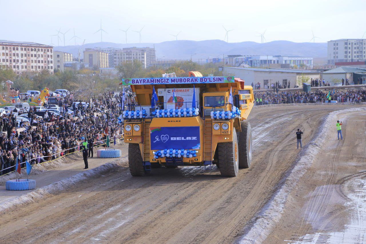 Сегодня в городе Зарафшан прошла автовыставка, посвящённая Дню работников автомобильного транспорта.