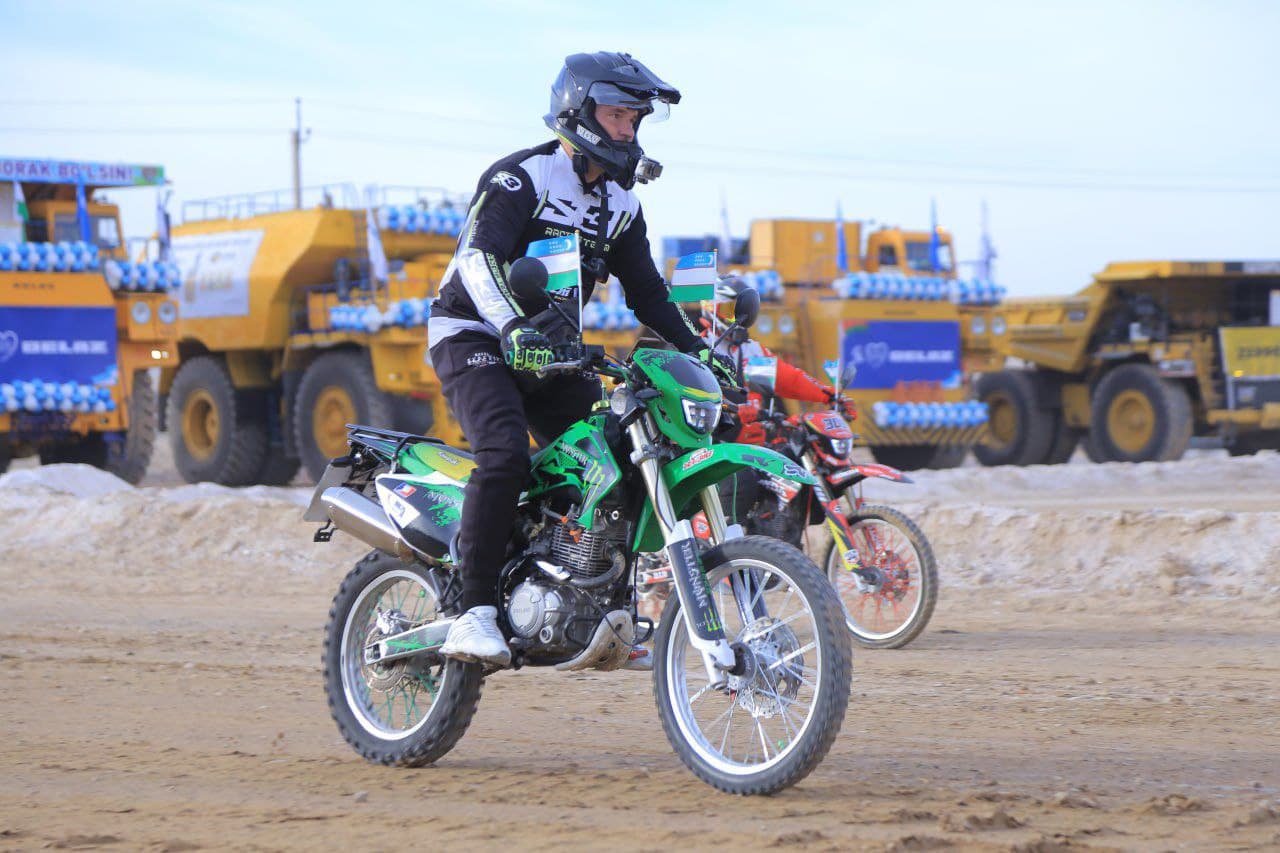 Сегодня в городе Зарафшан прошла автовыставка, посвящённая Дню работников автомобильного транспорта.