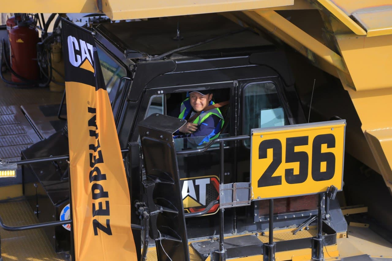 Сегодня в городе Зарафшан прошла автовыставка, посвящённая Дню работников автомобильного транспорта.