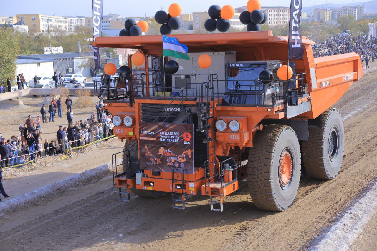 Сегодня в городе Зарафшан прошла автовыставка, посвящённая Дню работников автомобильного транспорта.