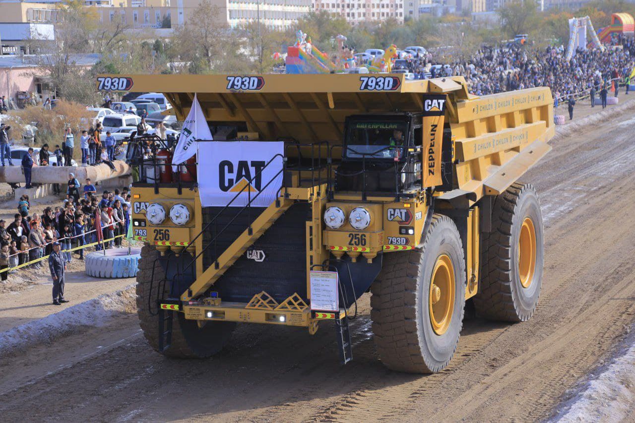 Сегодня в городе Зарафшан прошла автовыставка, посвящённая Дню работников автомобильного транспорта.