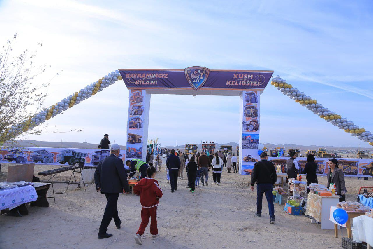 Сегодня в городе Зарафшан прошла автовыставка, посвящённая Дню работников автомобильного транспорта.