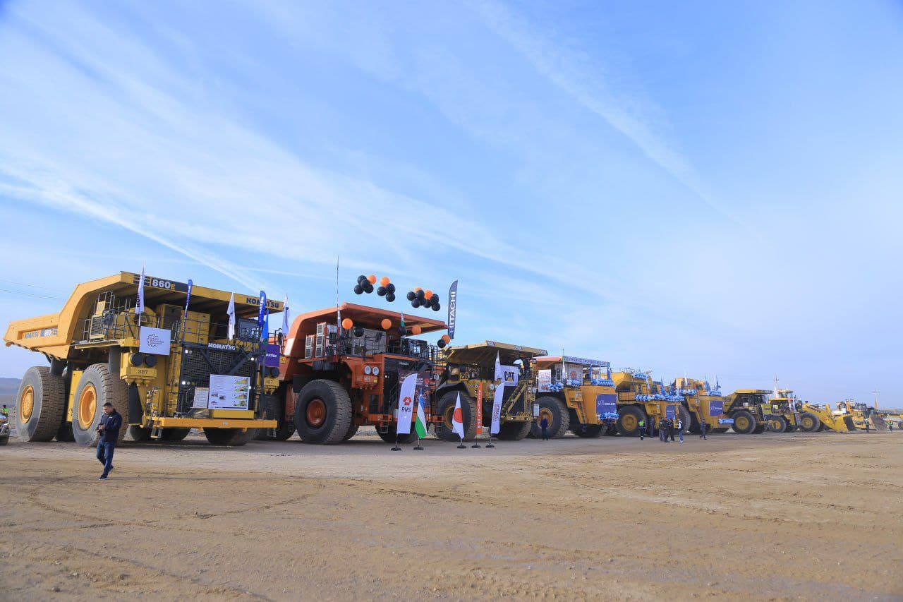 Сегодня в городе Зарафшан прошла автовыставка, посвящённая Дню работников автомобильного транспорта.