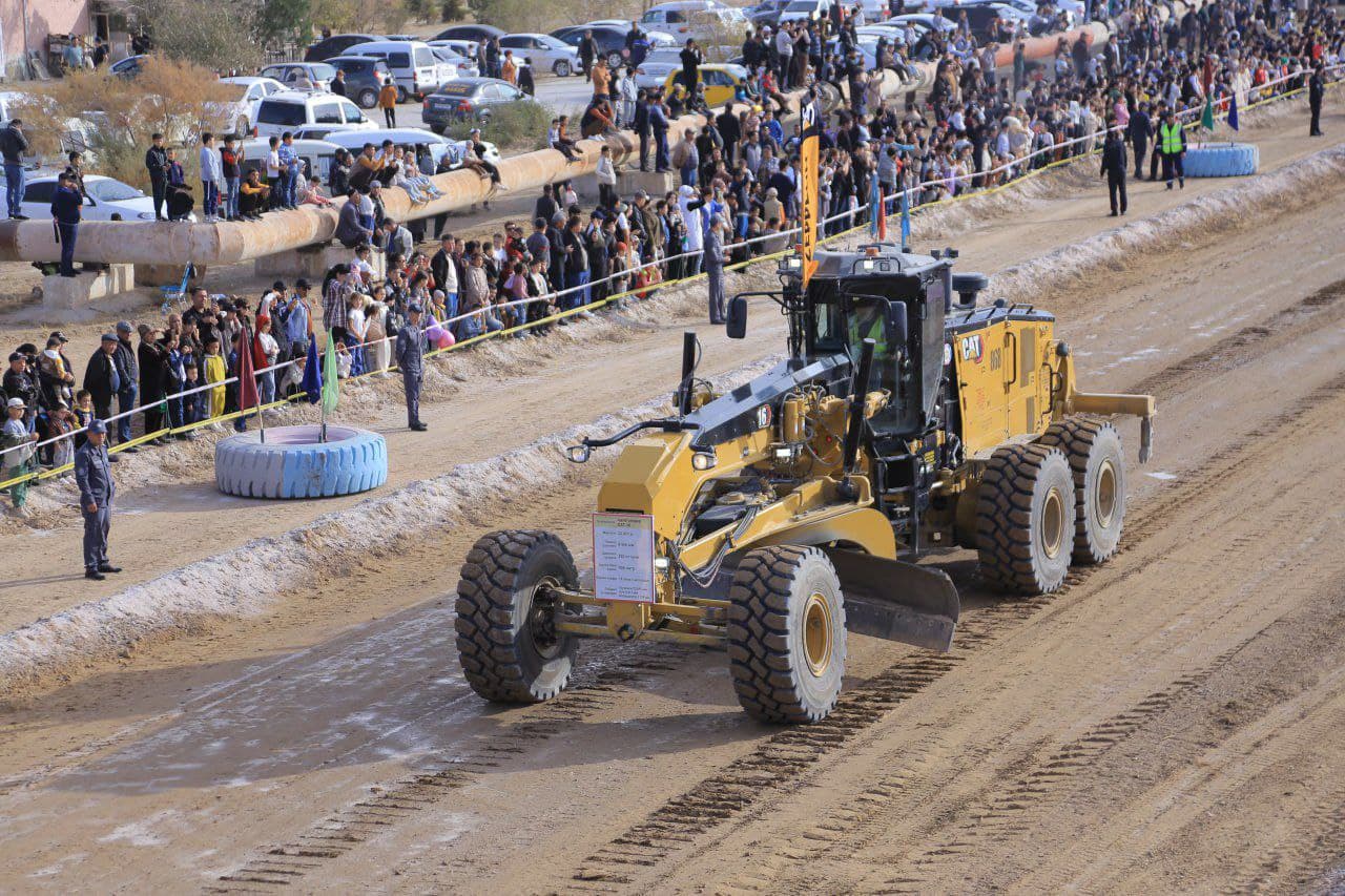 Сегодня в городе Зарафшан прошла автовыставка, посвящённая Дню работников автомобильного транспорта.