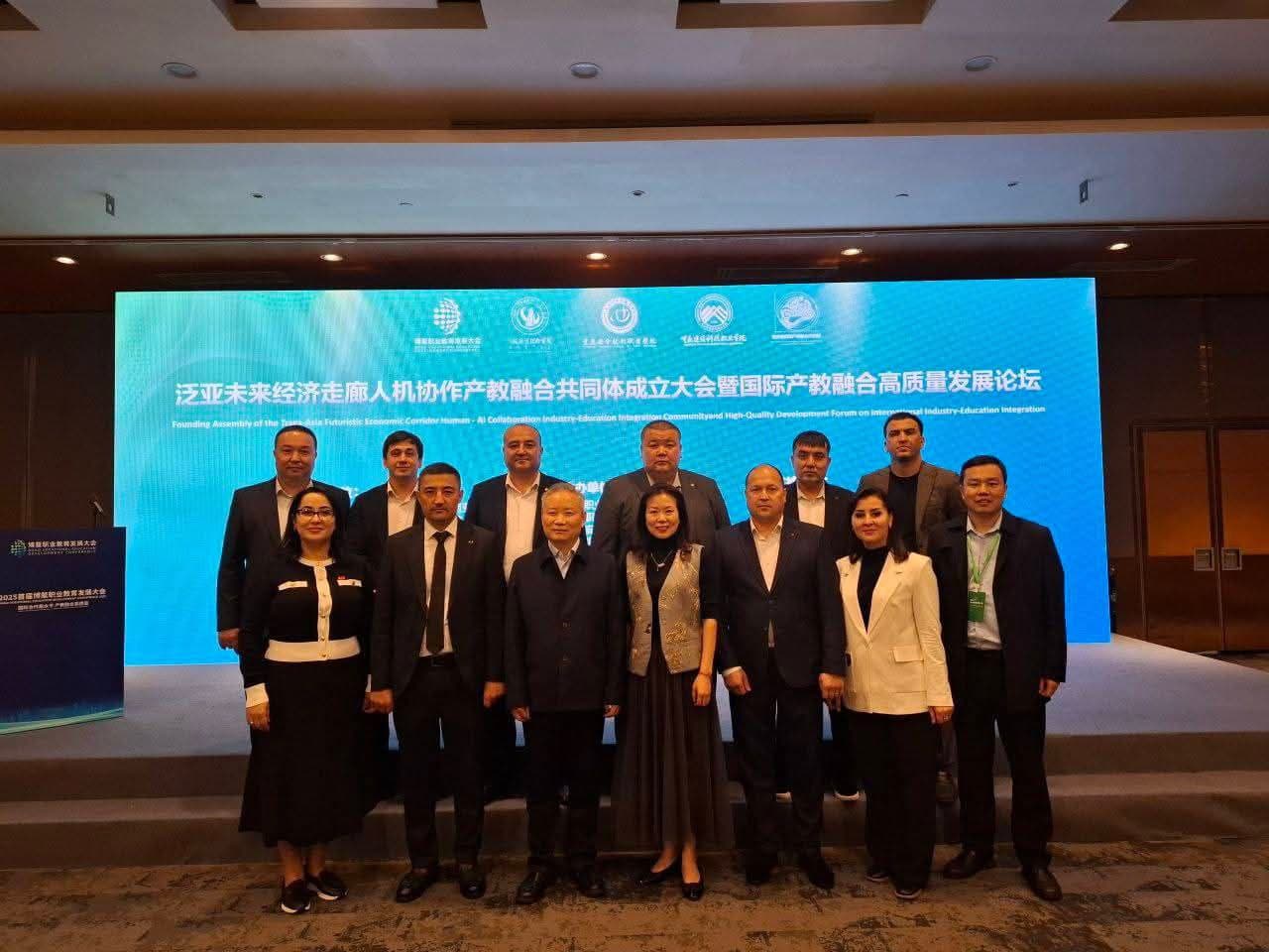 Navoiy viloyat oliy ta’lim, fan va innovatsiyalar boshqarmasi, Navoiy davlat universiteti hamda viloyat kasbiy ta’lim tashkilotlari direktorlaridan iborat delegatsiya Xitoy Xalq Respublikasiga tashrif buyurdi.