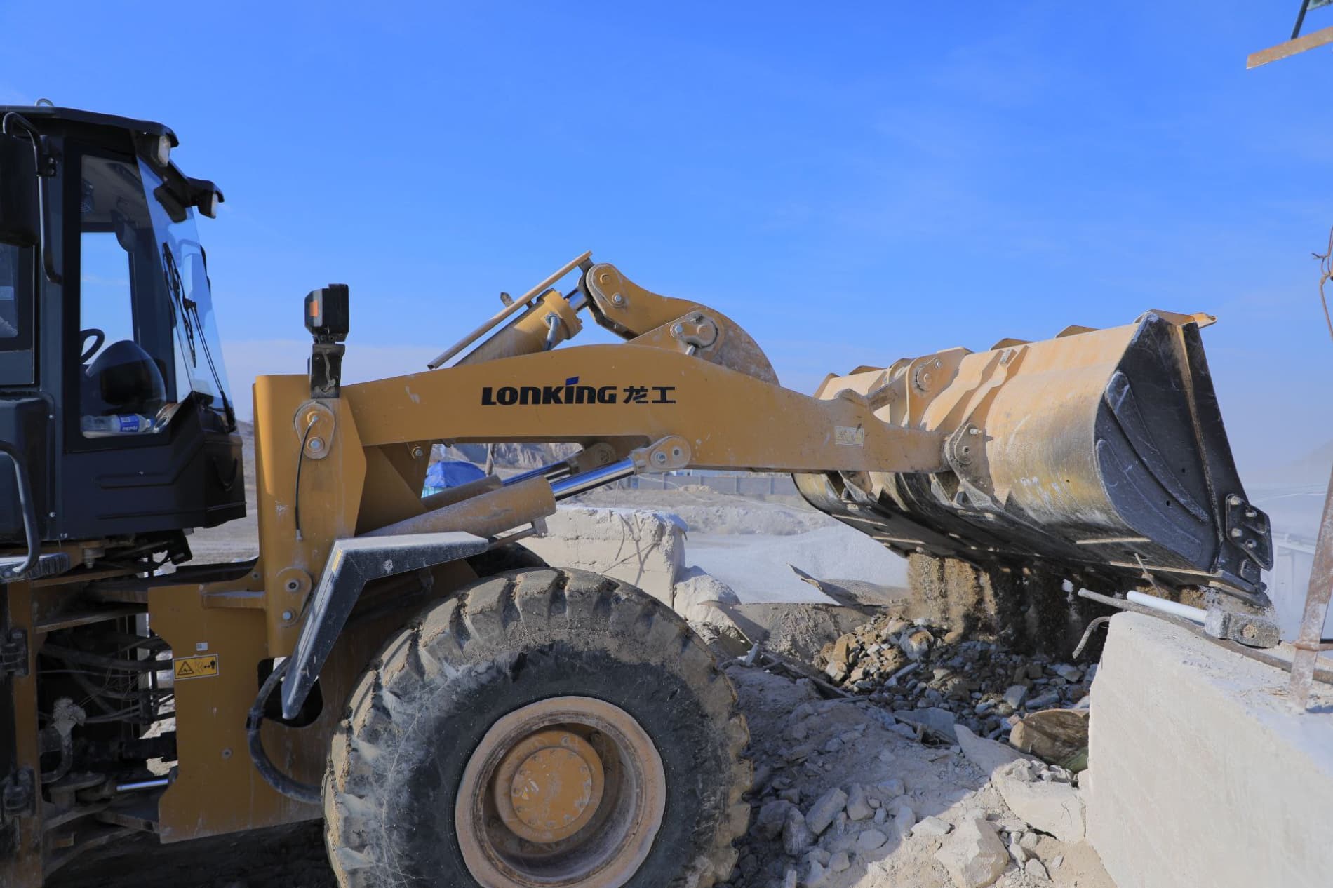 Bugun Zarafshon shahri hokimi Nazirbek Rahmanov tadbirkorlar bilan uchrashish, ular bilan suhbatlashib mavjuda taklif va muammolarini oʻrganish maqsadida qurilish mahsulotlari ishlab chiqaruvchi "OLTIN-VODIY-TOMDI" MChJda boʻldi.