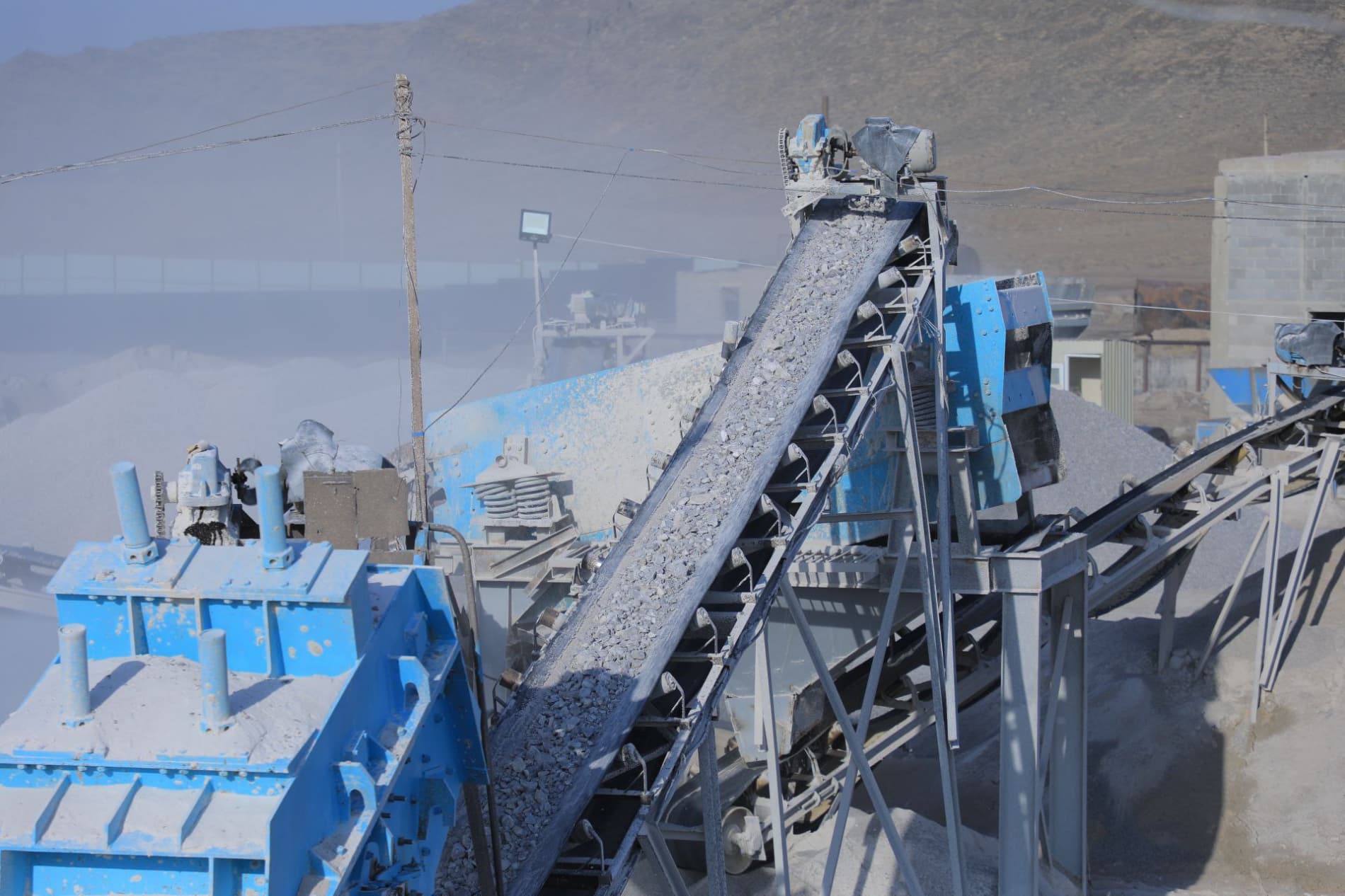 Bugun Zarafshon shahri hokimi Nazirbek Rahmanov tadbirkorlar bilan uchrashish, ular bilan suhbatlashib mavjuda taklif va muammolarini oʻrganish maqsadida qurilish mahsulotlari ishlab chiqaruvchi "OLTIN-VODIY-TOMDI" MChJda boʻldi.