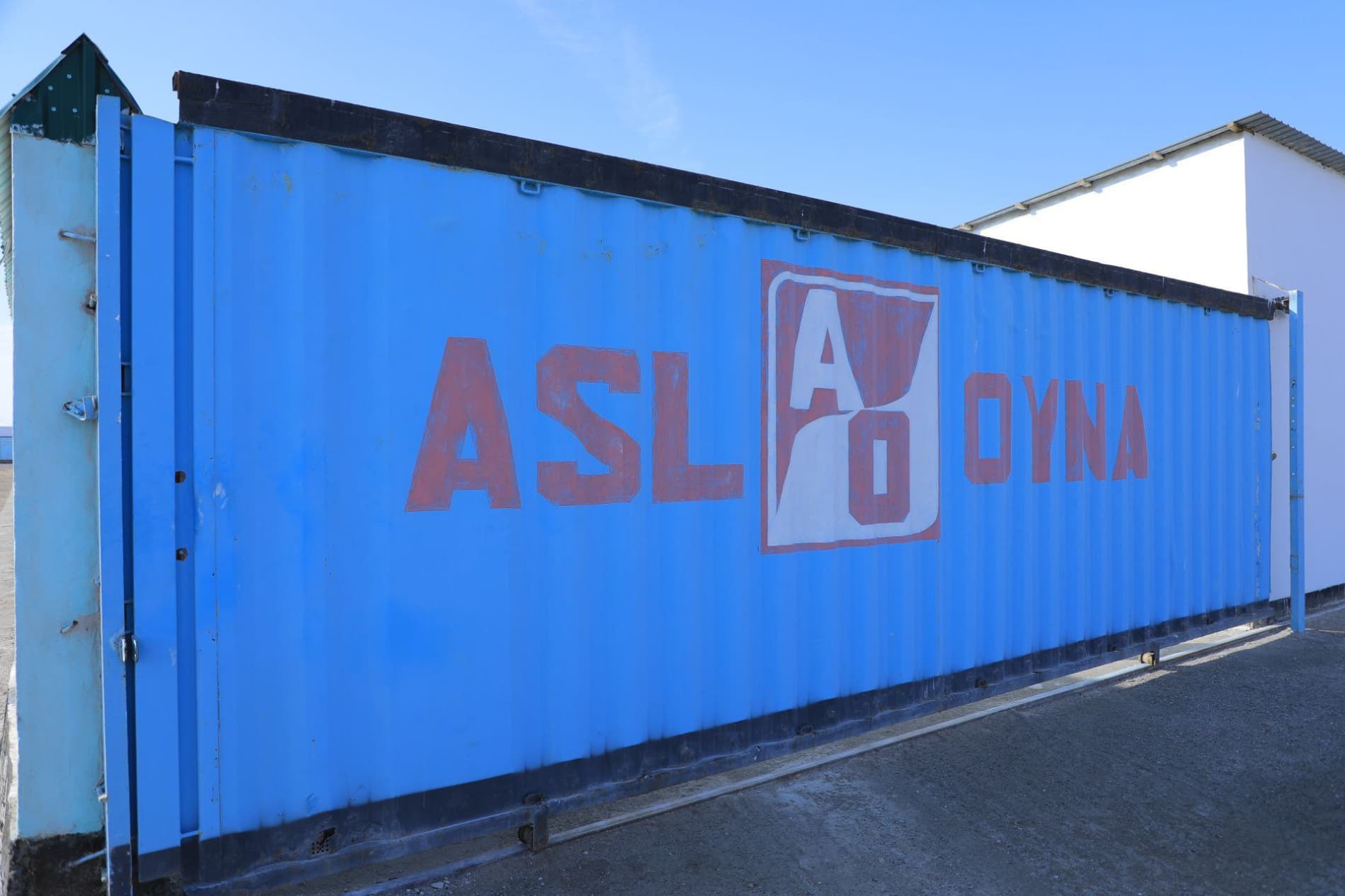 Bugun Zarafshon shahri hokimi Nazirbek Rahmanov shisha buyumlar ishlab chiqarishga moʻljallangan "ASL OYNA" MChJda boʻldi.