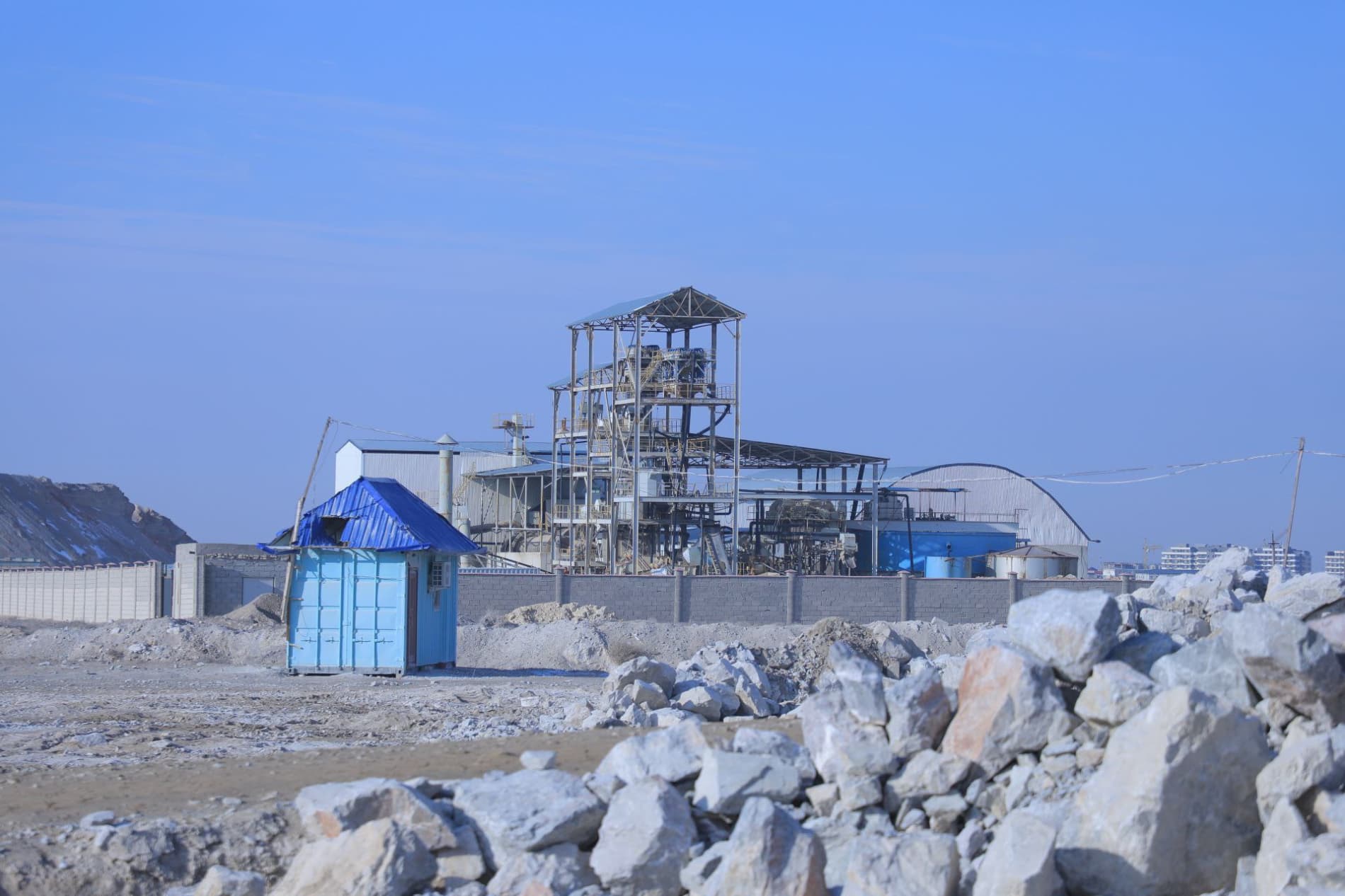 Bugun Zarafshon shahri hokimi Nazirbek Rahmanov tadbirkorlar bilan uchrashish, ular bilan suhbatlashib mavjuda taklif va muammolarini oʻrganish maqsadida qurilish mahsulotlari ishlab chiqaruvchi "OLTIN-VODIY-TOMDI" MChJda boʻldi.