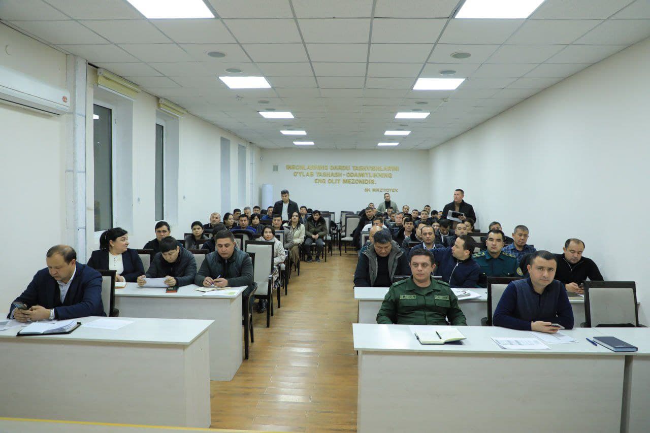 Zarafshon shahar hokimligi majlislar zalida shahar hokimi Nazirbek Rahmanov raisligida "Hokim va yoshlar uchrashuvi" boʻlib oʻtdi.