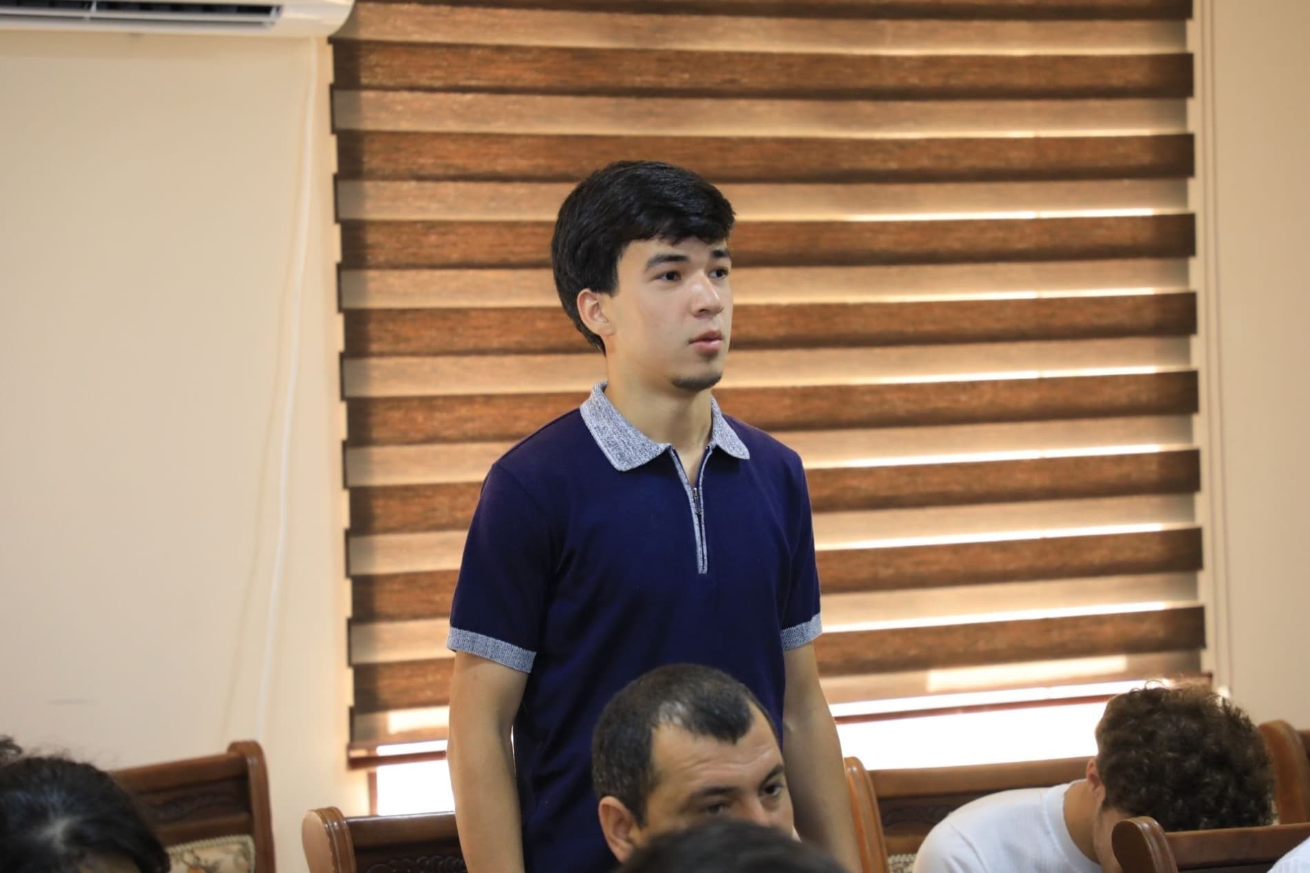 Zarafshon shahar "Navro'z" mahallasida yoshlari ishtirokida "Rahbar va yoshlar uchrashuvi" bo'lib o'tdi.