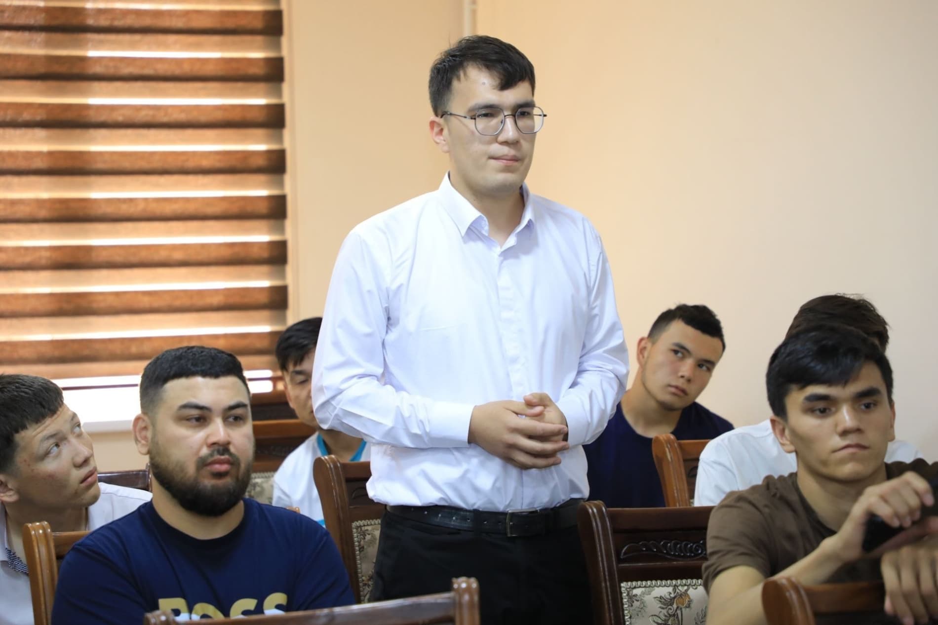 Zarafshon shahar "Navro'z" mahallasida yoshlari ishtirokida "Rahbar va yoshlar uchrashuvi" bo'lib o'tdi.