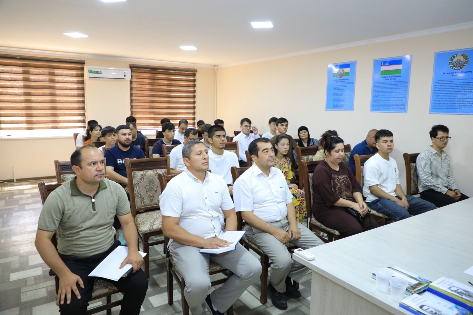 Zarafshon shahar "Navro'z" mahallasida yoshlari ishtirokida "Rahbar va yoshlar uchrashuvi" bo'lib o'tdi.
