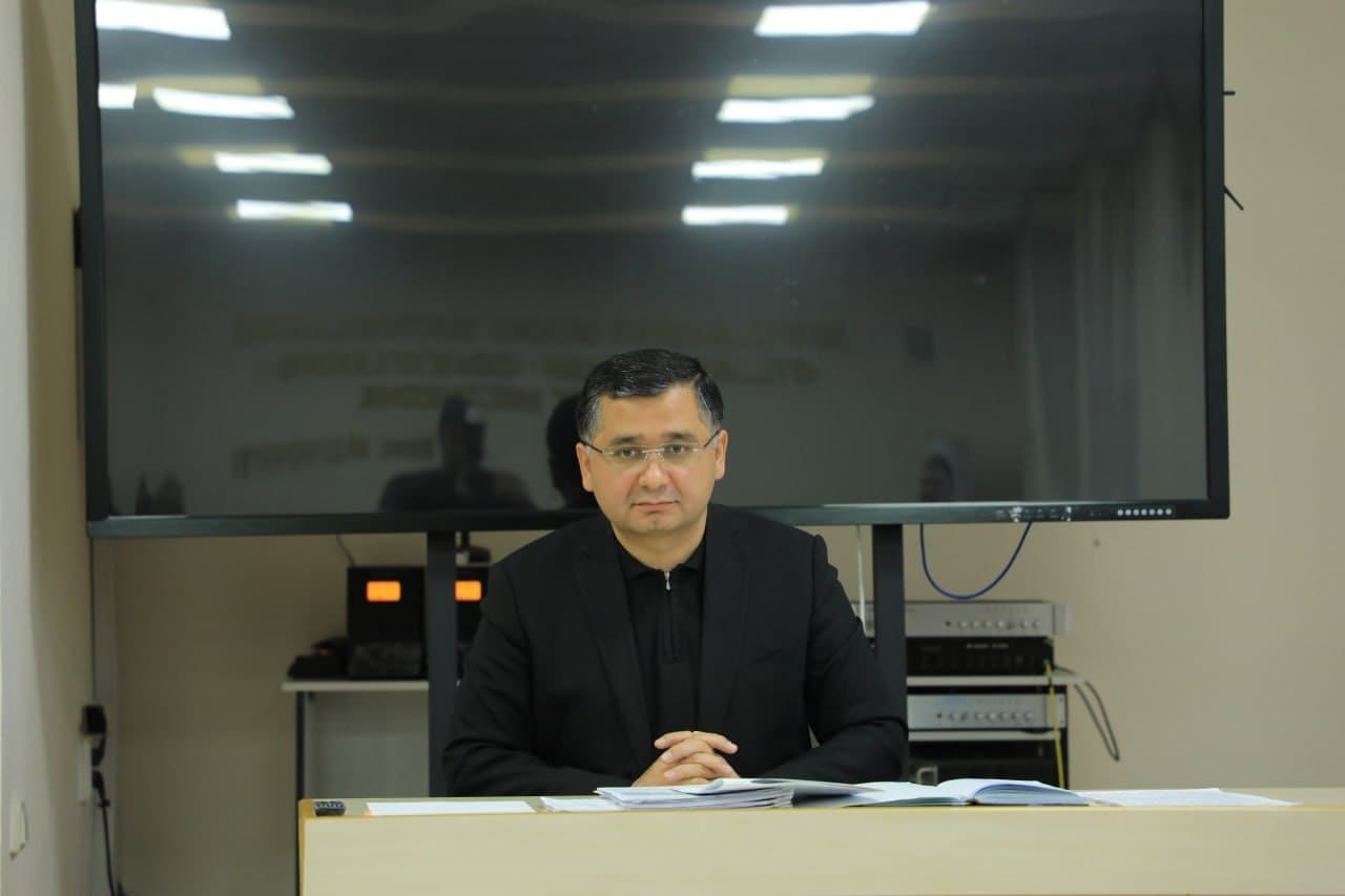 Today, October 5, an administrative meeting was held under the chairmanship of Zarafshan city mayor Nazirbek Rahmanov.