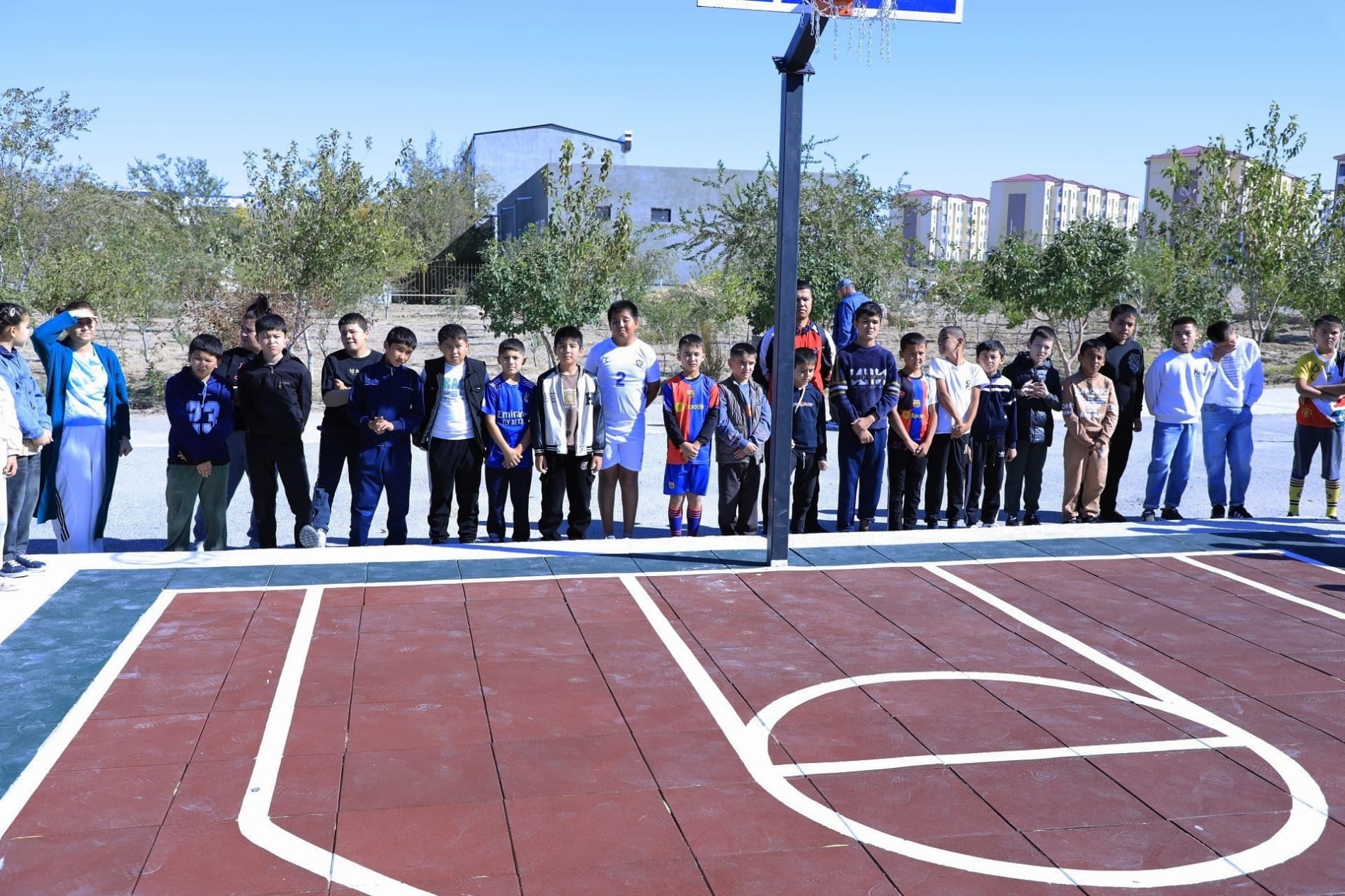 Zarafshon shahrida yana bir yangi zamonaviy sport maydonchasi foydalanishga topshirildi.
