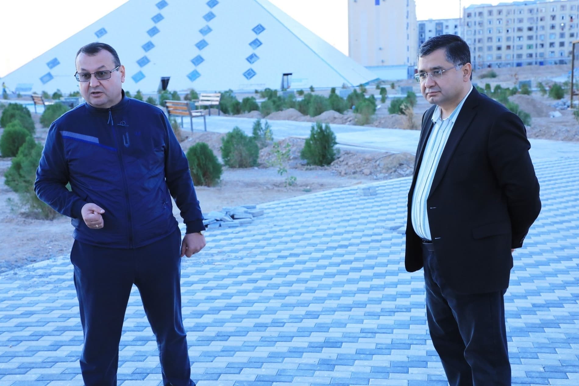 Zarafshon shahar hokimi Nazirbek Rahmanov shahar prokurori Shavkat Shernazarov bilan birgalikda shaharda yangidan barpo etilayotgan "Zarafshon shahrining 60 yillik bog‘i"da amalga oshirilayotgan qurilish ishlarining borishi bilan tanishdi.