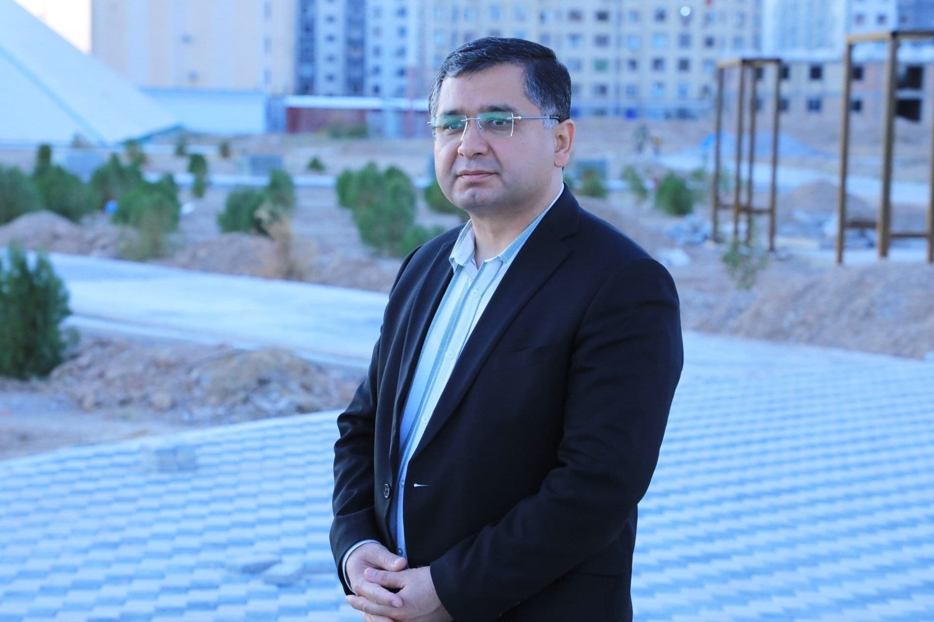 Zarafshon shahar hokimi Nazirbek Rahmanov shahar prokurori Shavkat Shernazarov bilan birgalikda shaharda yangidan barpo etilayotgan "Zarafshon shahrining 60 yillik bog‘i"da amalga oshirilayotgan qurilish ishlarining borishi bilan tanishdi.