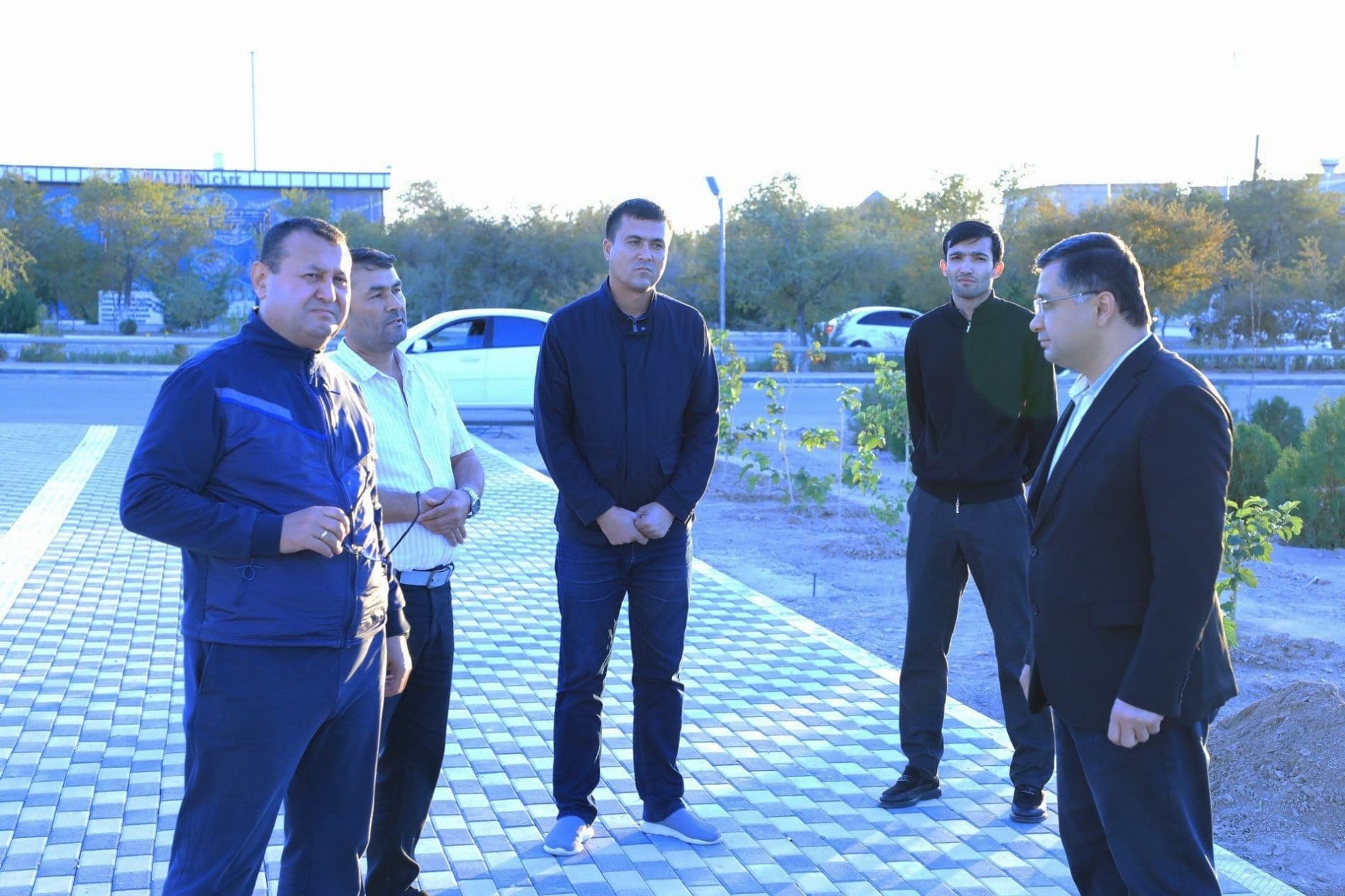 Zarafshon shahar hokimi Nazirbek Rahmanov shahar prokurori Shavkat Shernazarov bilan birgalikda shaharda yangidan barpo etilayotgan "Zarafshon shahrining 60 yillik bog‘i"da amalga oshirilayotgan qurilish ishlarining borishi bilan tanishdi.