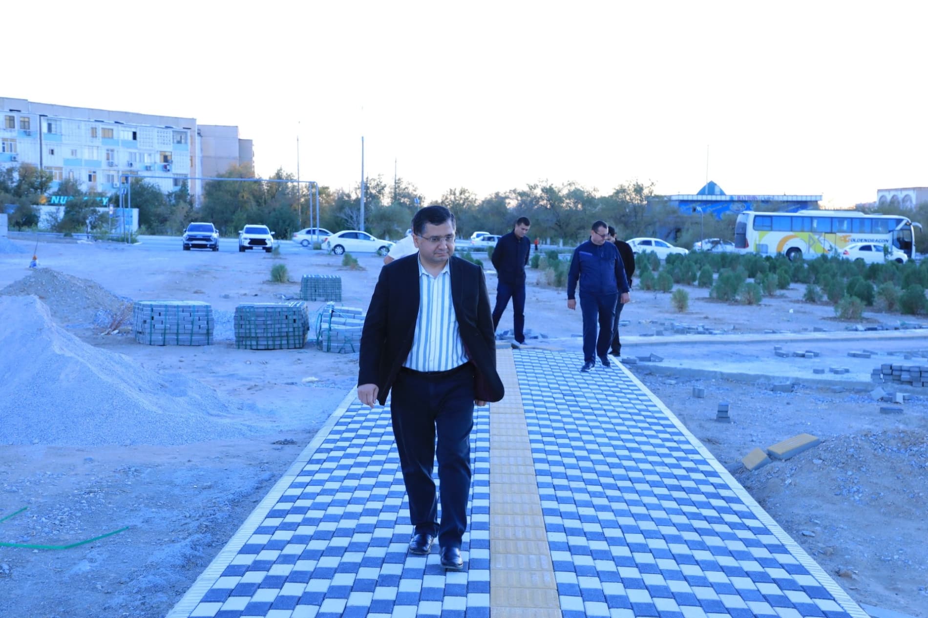 Zarafshon shahar hokimi Nazirbek Rahmanov shahar prokurori Shavkat Shernazarov bilan birgalikda shaharda yangidan barpo etilayotgan "Zarafshon shahrining 60 yillik bog‘i"da amalga oshirilayotgan qurilish ishlarining borishi bilan tanishdi.