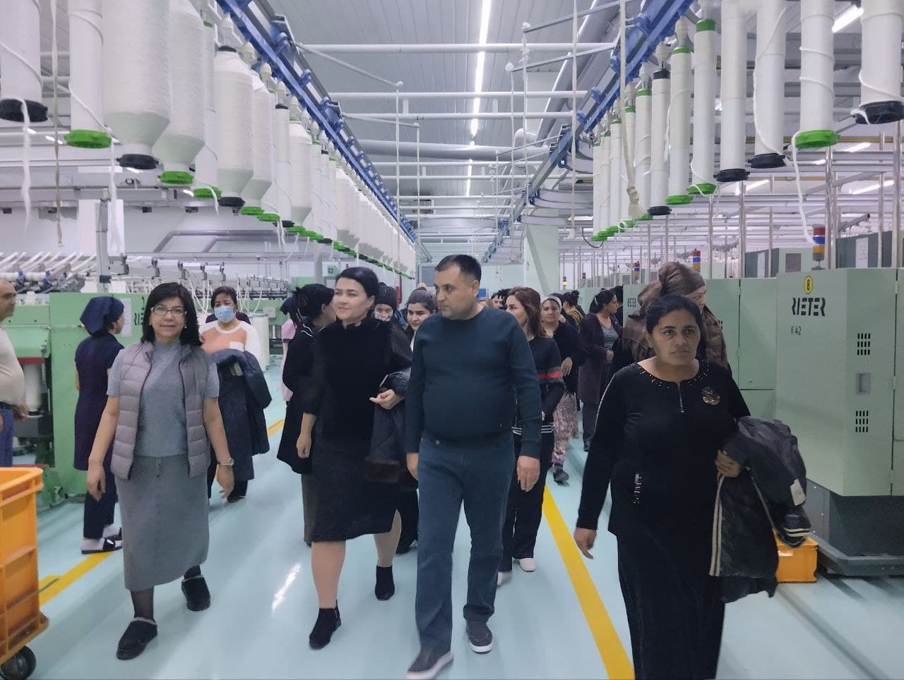 Karmana tumanidagi ishsiz xotin-qizlar uchun ishlab chiqarish korxonasiga ekskursiya tashkil etildi