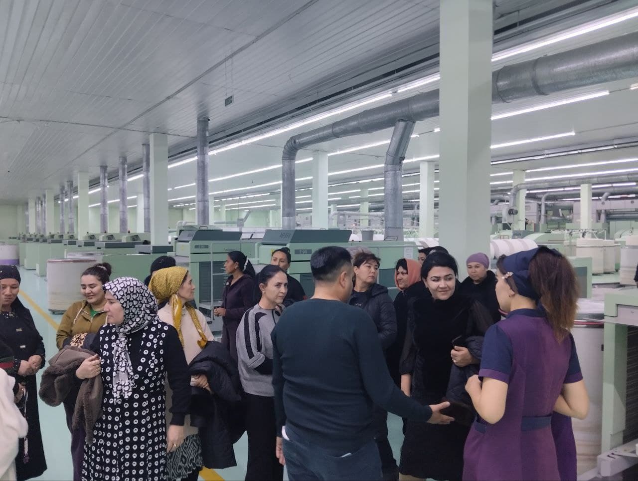 Karmana tumanidagi ishsiz xotin-qizlar uchun ishlab chiqarish korxonasiga ekskursiya tashkil etildi