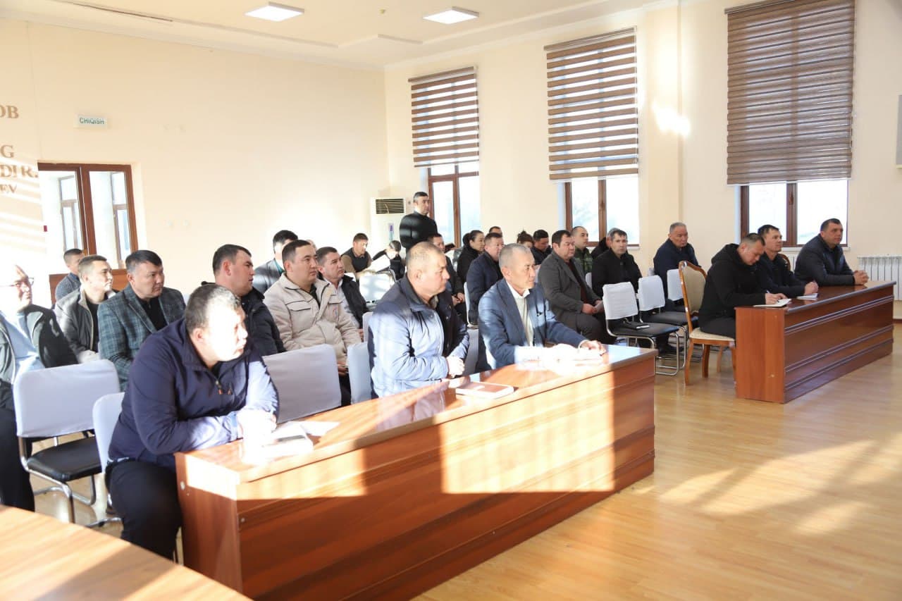 Tomdi tumani hokimi Orzumurod Umarov rahbarligida korxona va tashkilotlar rahbarlari ishtirokida yig'ilish o'tkazildi.