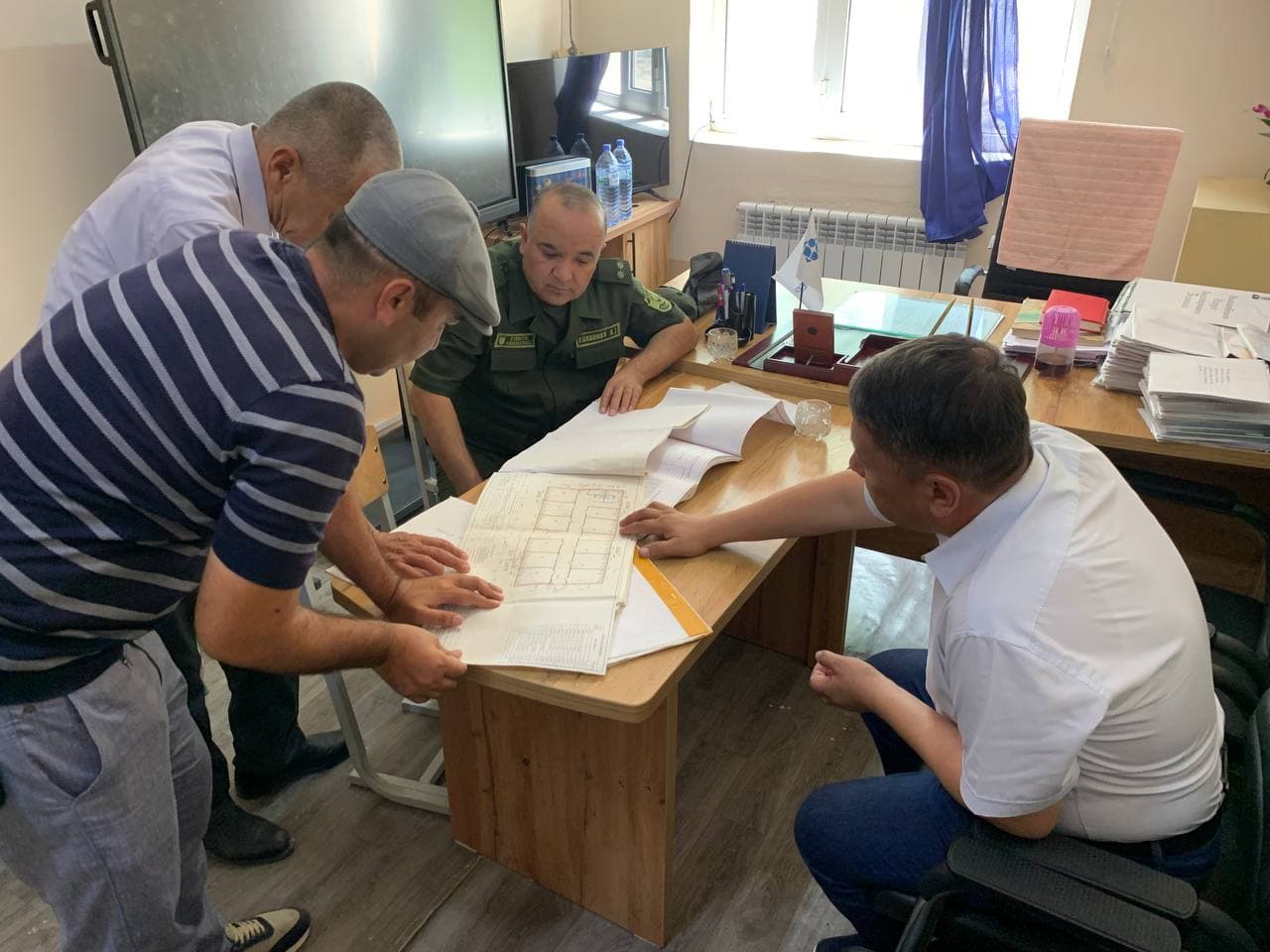 tumani hokimi 10-sonli maktabning 132 o‘rinli qo‘shimcha bino qurilishi bilan tanishdi