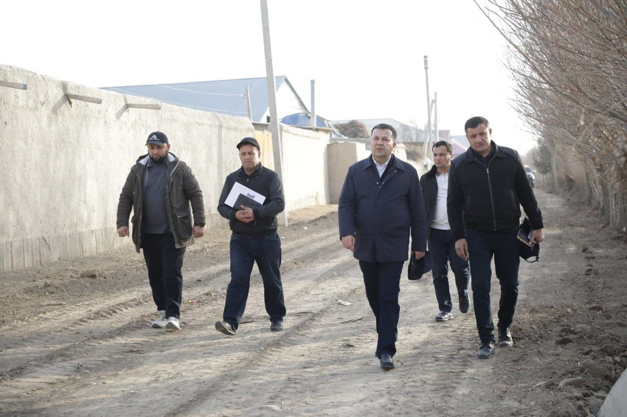 TUMAN HOKIMI AZIZOBODDA 4 SOAT PIYODA YURDI