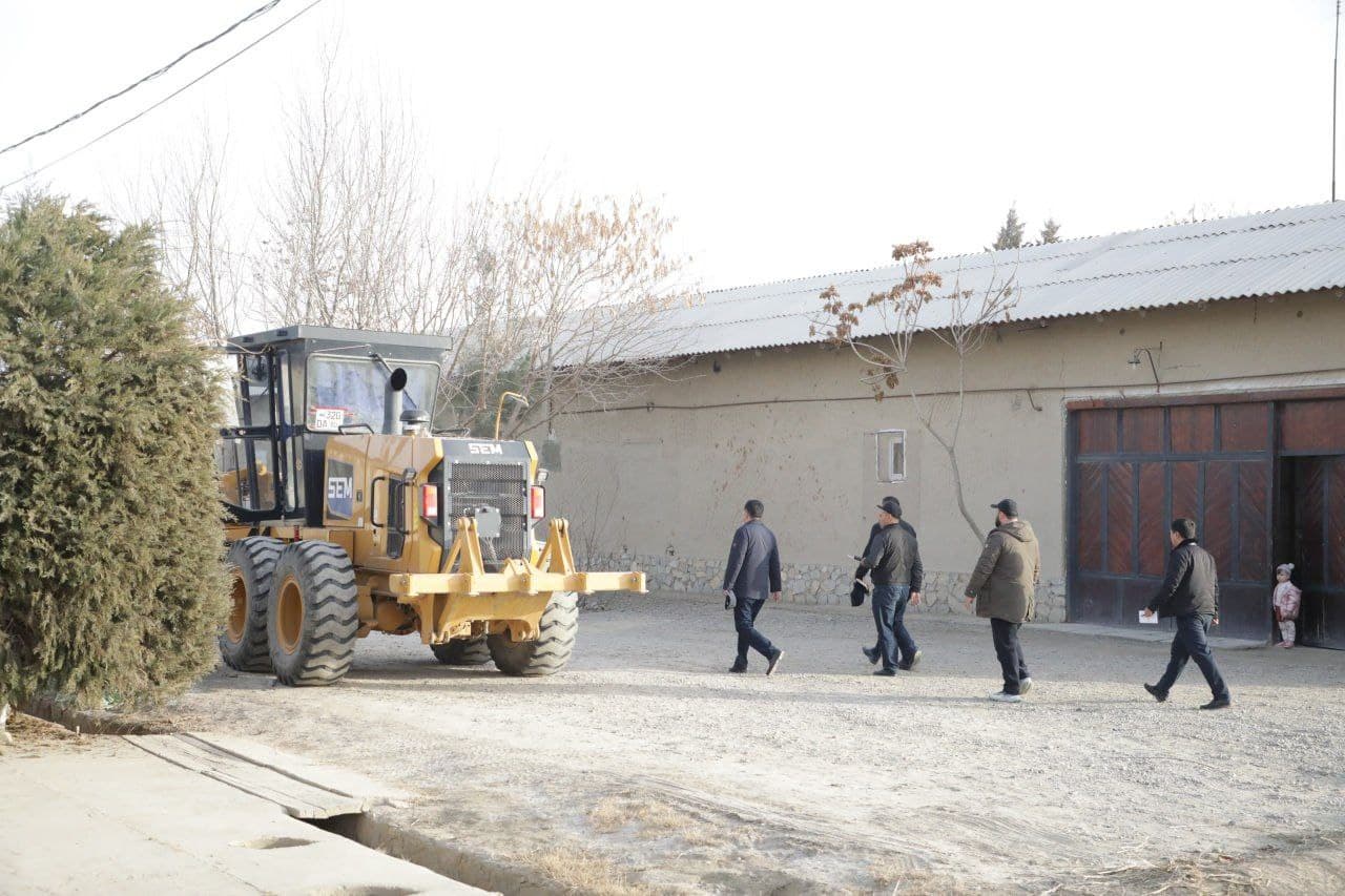 TUMAN HOKIMI AZIZOBODDA 4 SOAT PIYODA YURDI