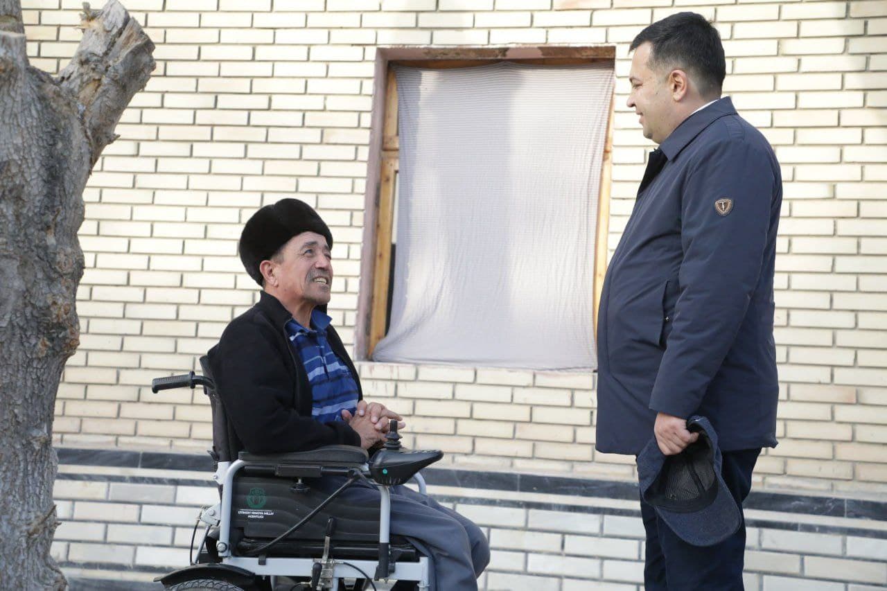 TUMAN HOKIMI AZIZOBODDA 4 SOAT PIYODA YURDI