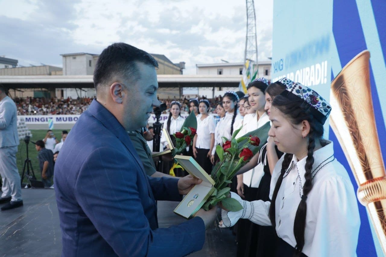 QIZILTEPADA YOSHLAR KUNI KATTA TANTANALAR BILAN NISHONLANDI