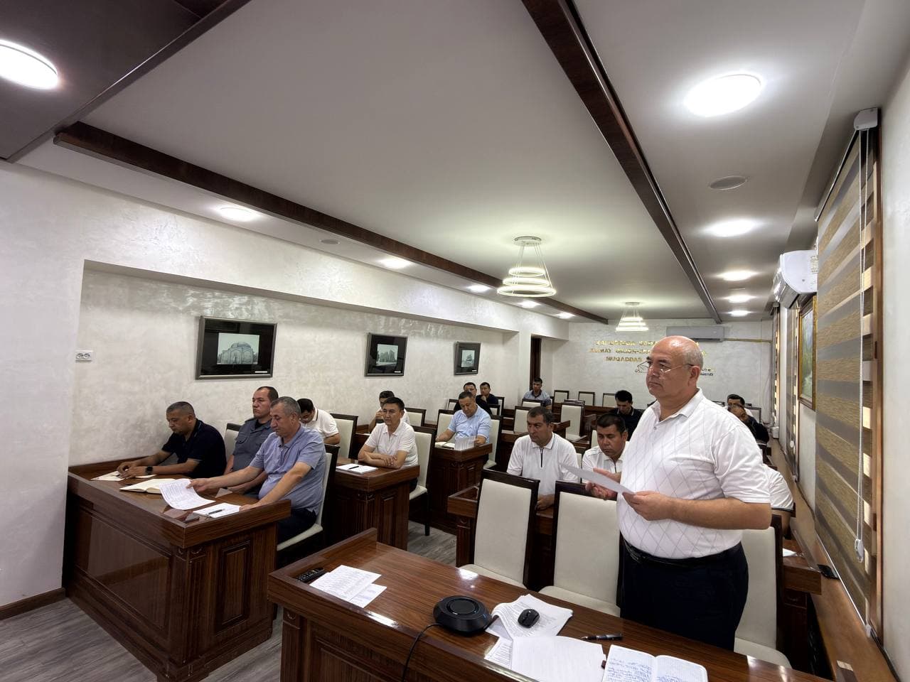 TUMAN HOKIMI MAS'ULLAR BILAN UCHRASHDI