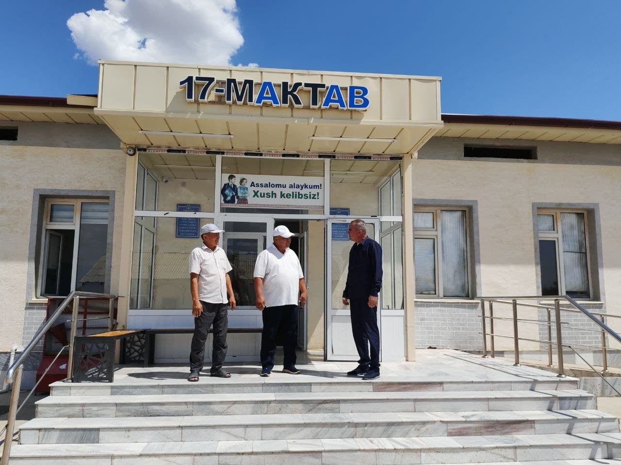 Konimex tumani hokimi Ruslan Ro‘ziyev chegaraoldi “Uchtepa” OFYning “Besquduq” ovulida joylashgan 17-sonli umumiy o‘rta ta’lim maktabida bo‘lib, ta’lim muassasasining yangi o‘quv yiliga tayyorgarlik jarayonini ko‘zdan kechirdi.