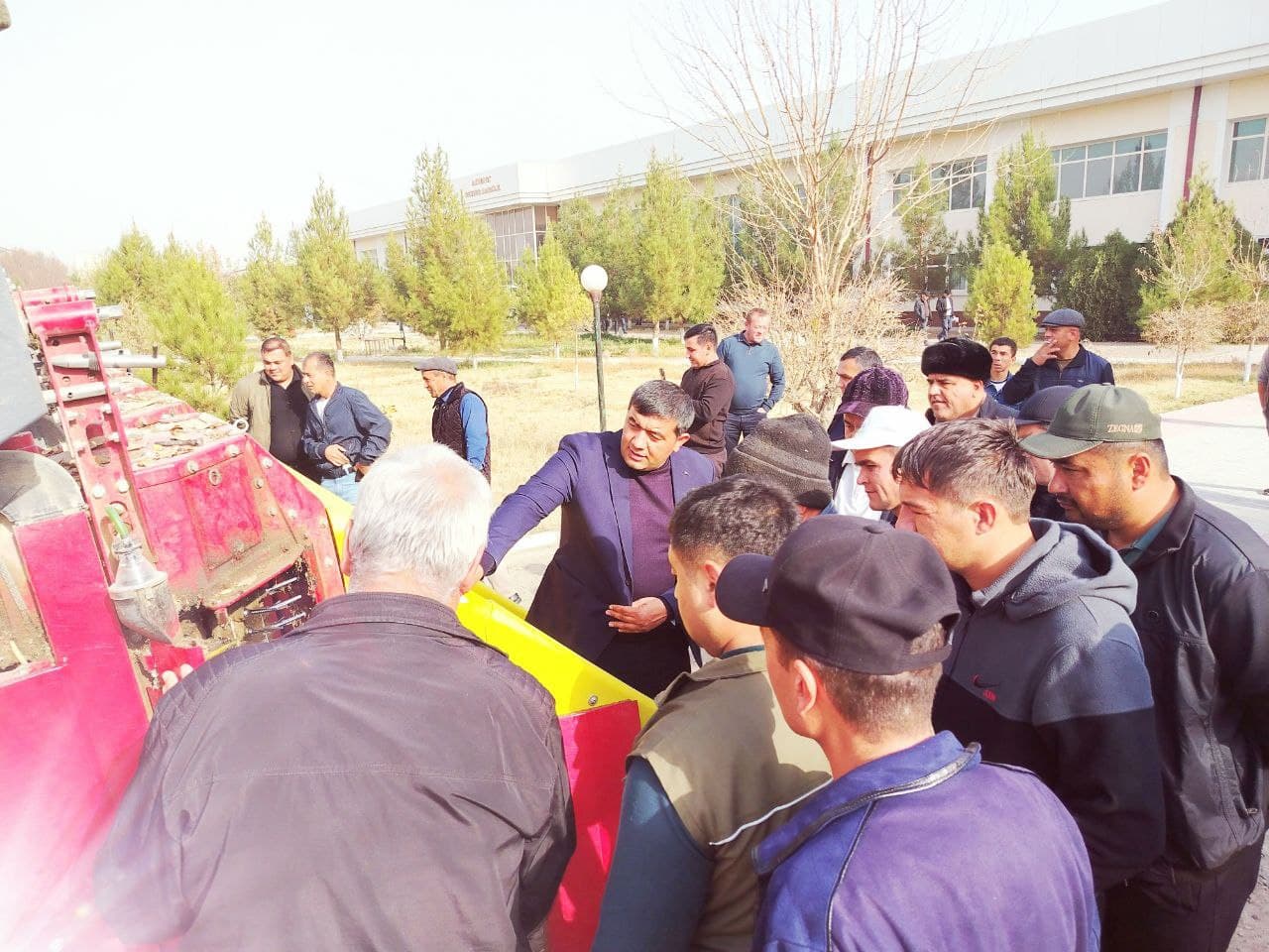 Paxta terimi sifatini oshiruvchi omil: mexanizatorlar amaliy mashg‘ulotlarda yangi bilimlarga ega bo‘lishmoqda