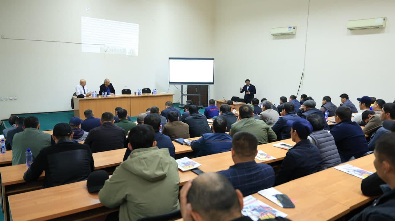 Paxta terimi sifatini oshiruvchi omil: mexanizatorlar amaliy mashg‘ulotlarda yangi bilimlarga ega bo‘lishmoqda