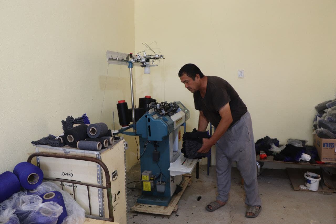 Qamashida oilaviy tadbirkor qo‘lqop va paypoq ishlab chiqarmoqda