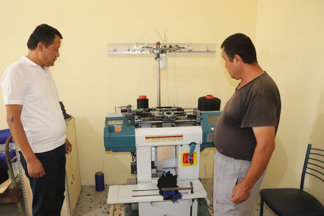 Qamashida oilaviy tadbirkor qo‘lqop va paypoq ishlab chiqarmoqda