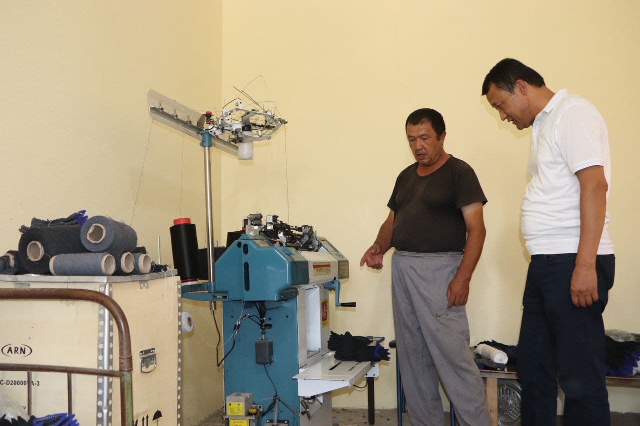 Qamashida oilaviy tadbirkor qo‘lqop va paypoq ishlab chiqarmoqda