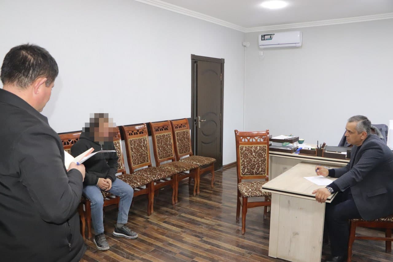 Tuman hokimi ishsiz va otaliqqa olingan yoshlar bilan uchrashdi