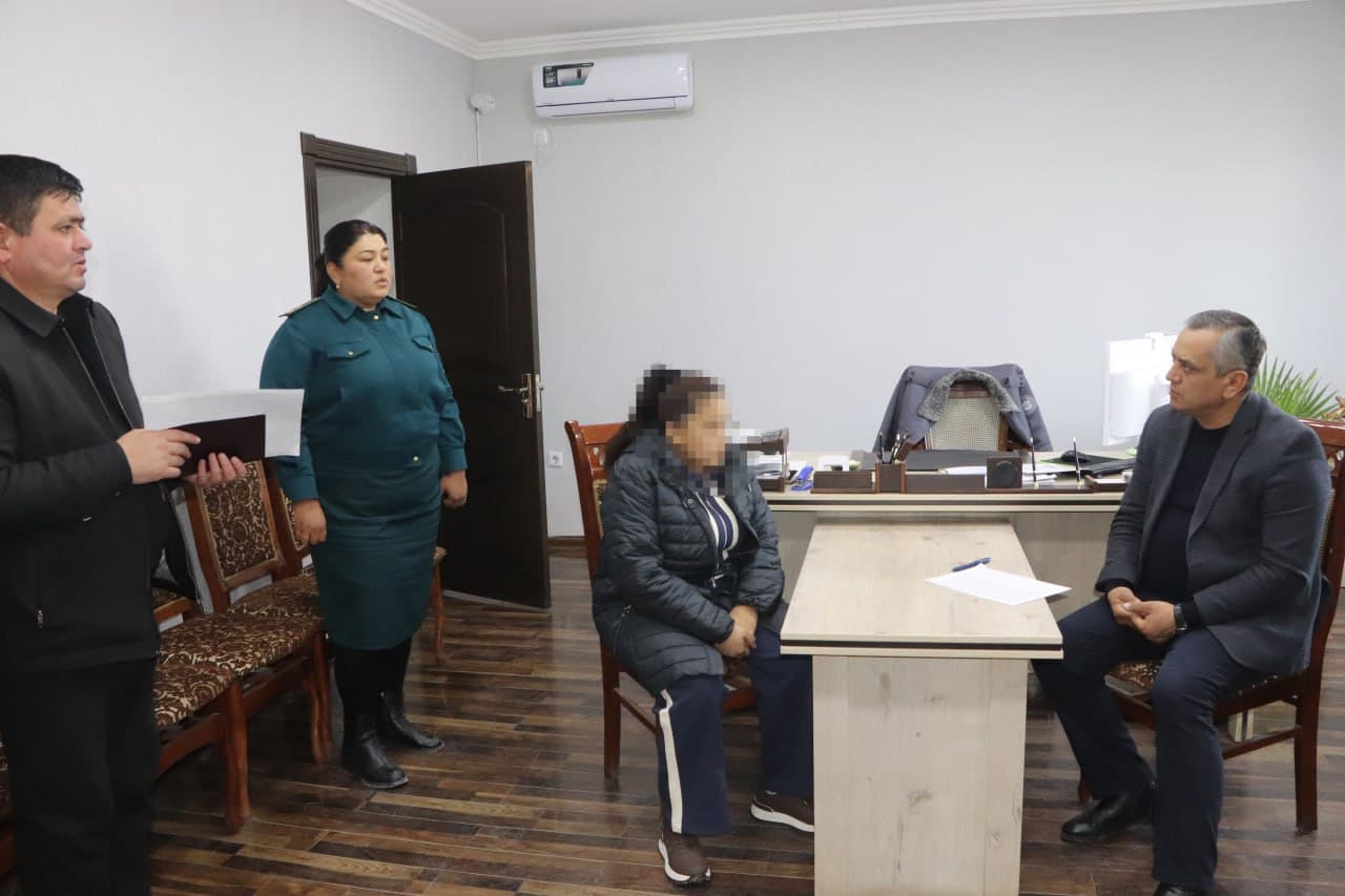 Tuman hokimi ishsiz va otaliqqa olingan yoshlar bilan uchrashdi