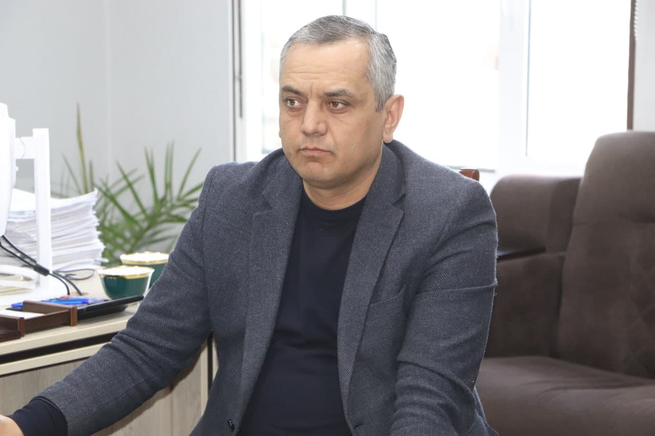 Tuman hokimi ishsiz va otaliqqa olingan yoshlar bilan uchrashdi