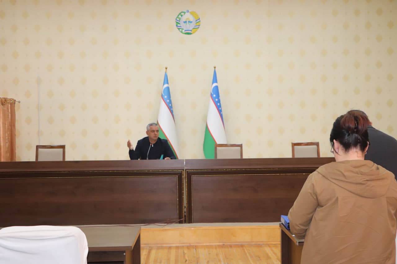 Қамаши тумани ҳокими Хуршид Усмонов 2026 йилда Қамаши туманида амалга оширилаётган йирик лойиҳалар ва маҳаллаларда ободонлаштириш, томорқалардан самарали фойдаланиш масалалари юзасидан йиғилиш ўтказди.